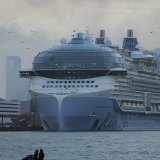 L'Icon of the Seas comprend vingt ponts, sept piscines, neuf jacuzzis et une cascade de 17 mètres de haut. KEYSTONE/AP/Rebecca Blackwell